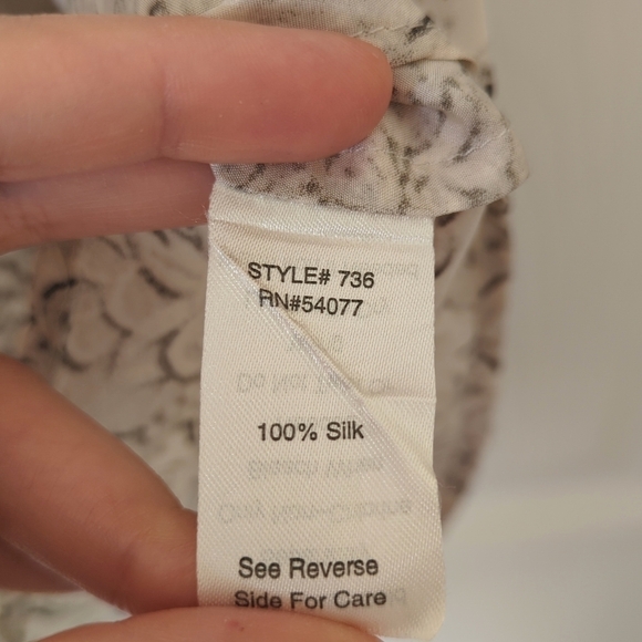 CAbi 100% Silk Printed Round Neck Drop Shoulder Short Sleeve Blouse Beige Gray M - Picture 5 of 10